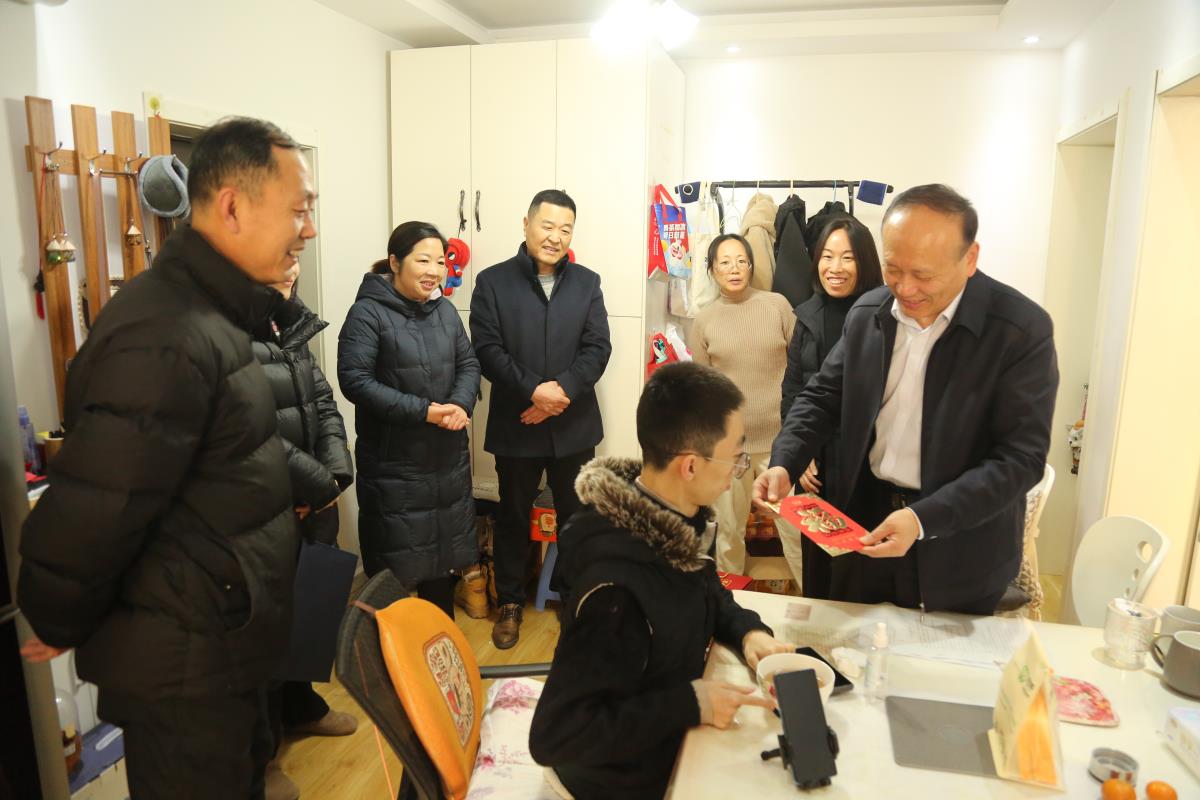 B体育(中国)纪委书记张兴林开展送温暖