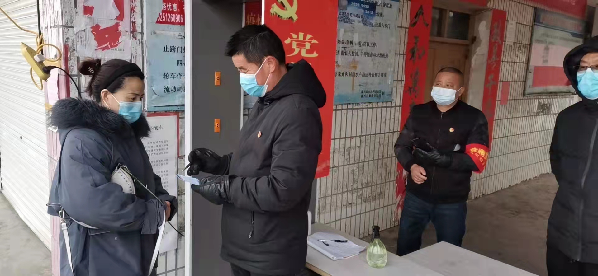 菜场执勤.jpg 菜场执勤.jpg