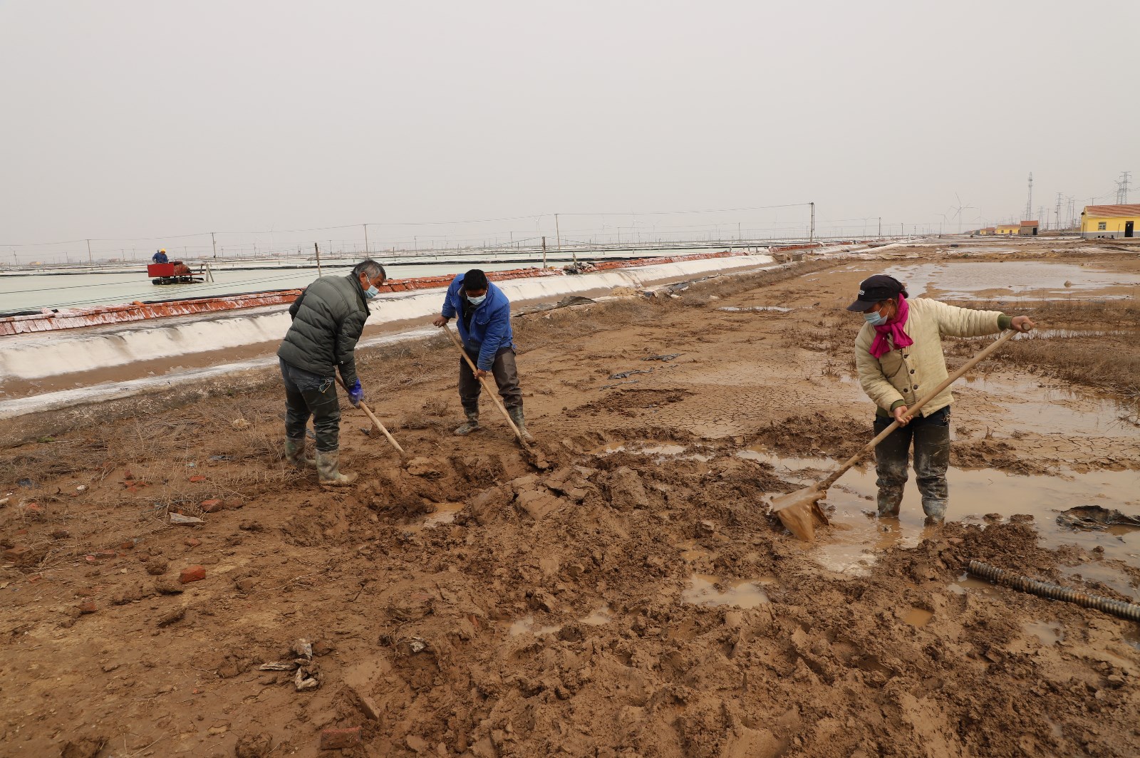 盐业生产 和泥扎泥条.JPG