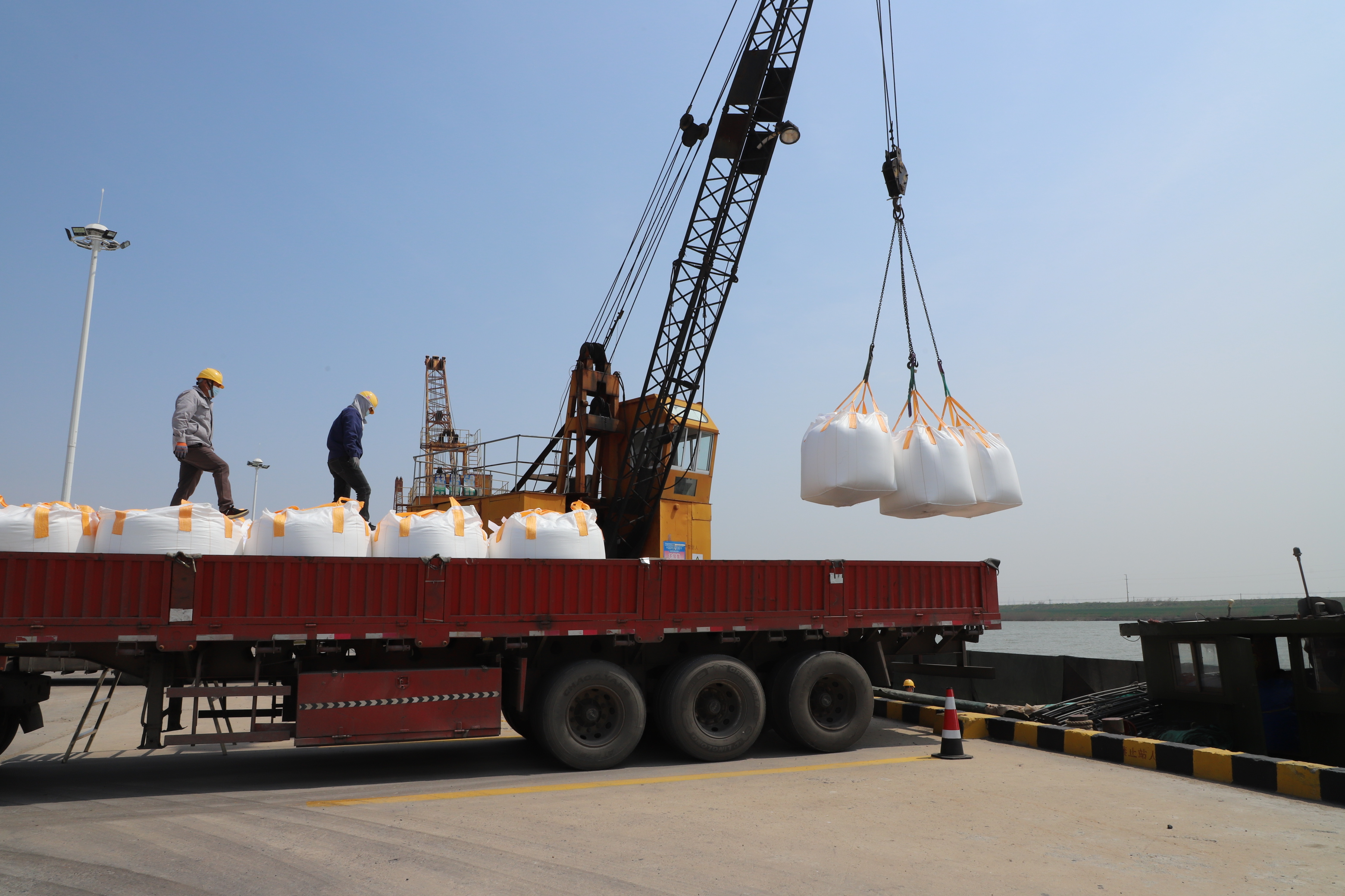 宵洋码头吊装化工吨袋.JPG 宵洋码头吊装化工吨袋.JPG