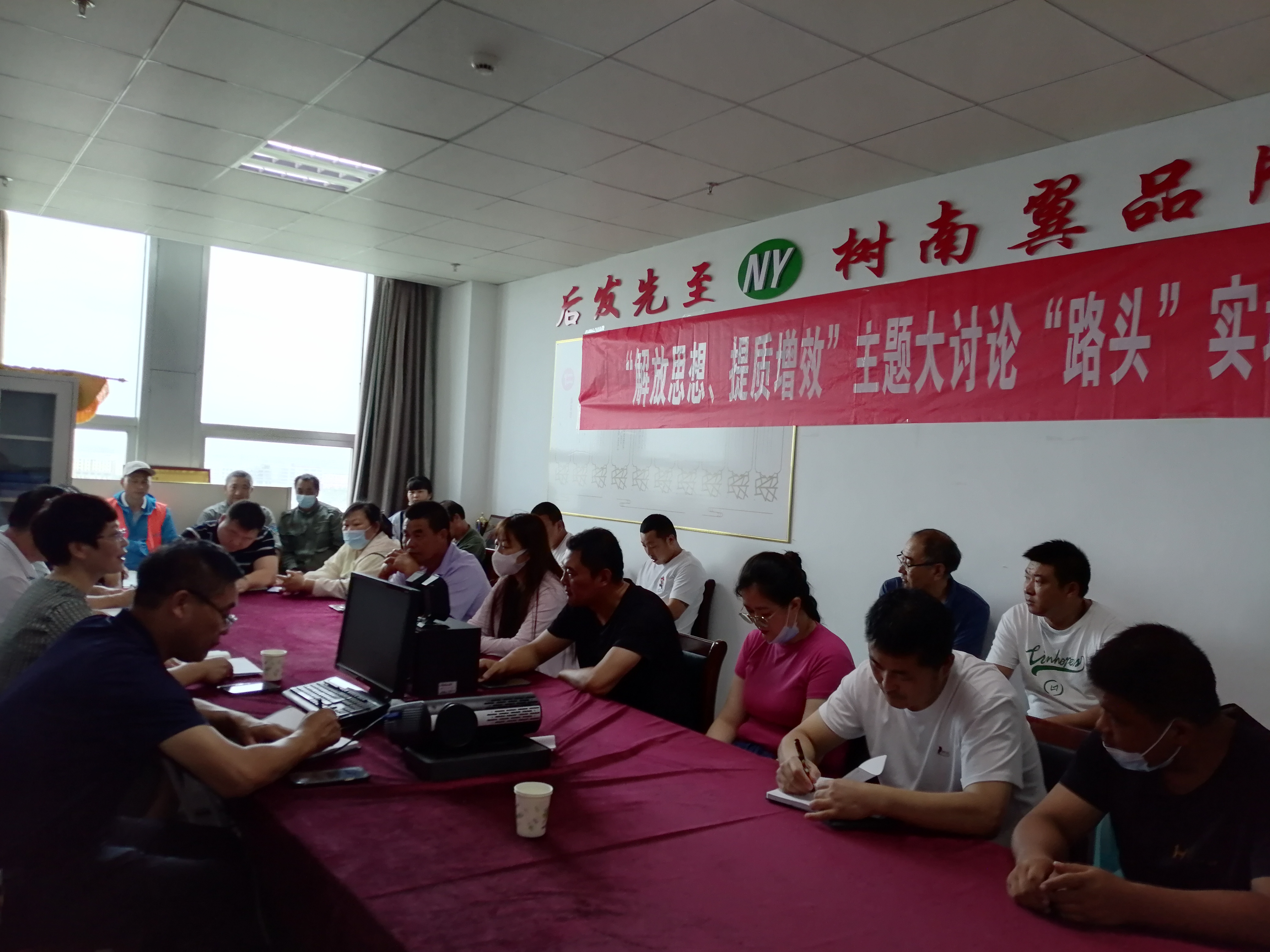 王宏在南翼调研讲课.jpg 王宏在南翼调研讲课.jpg